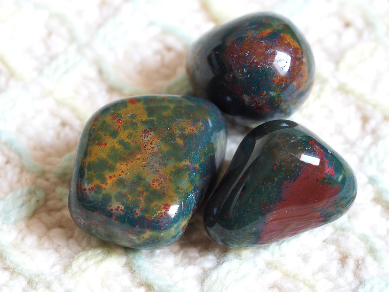 Dark Green Bloodstone Meaning – Benefits and Powers