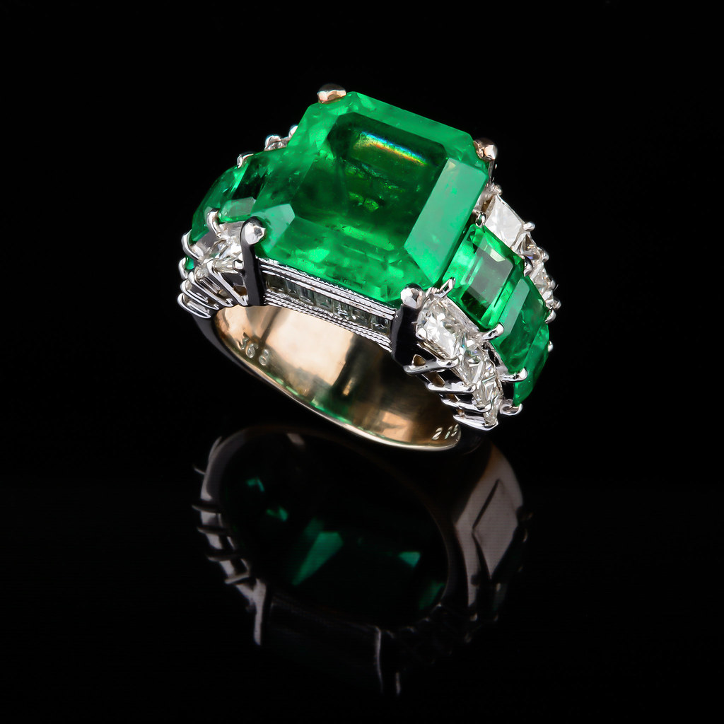an emerald ring in the context of "how to buy emeralds online"